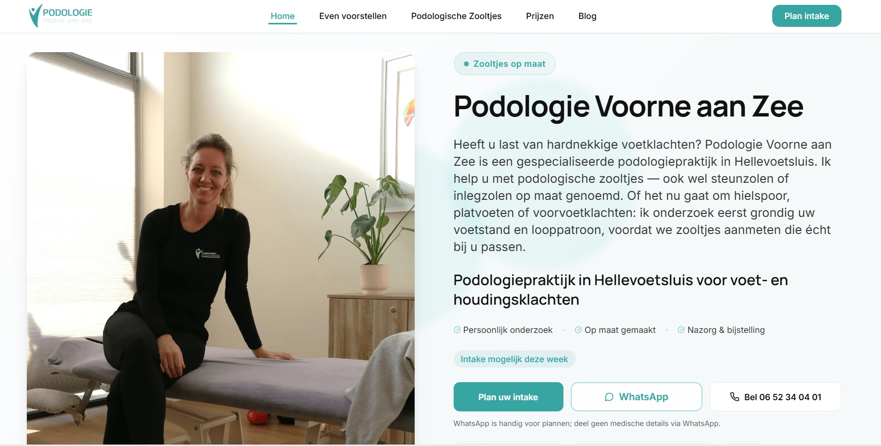 Homepage van Podologie Voorne aan Zee: de praktijkhoudster in de behandelruimte, met daarnaast de uitleg over podologische zooltjes en de knoppen om een intake te plannen.